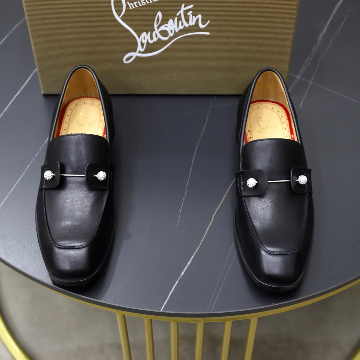 Ex-factory price: 680💰Christia*.Loubouti*🆑High-end men’s business formal leather shoes｜Classic red sole shoes｜Original imported first-layer cowhide｜Water-dyed cowhide lining｜Italian imported red rubber outsole｜High-end luxury｜Perfect interpretation of fashion, sunshine, style, suitable for various occasions Size: 38-44 (customized for 45, 46, 47)